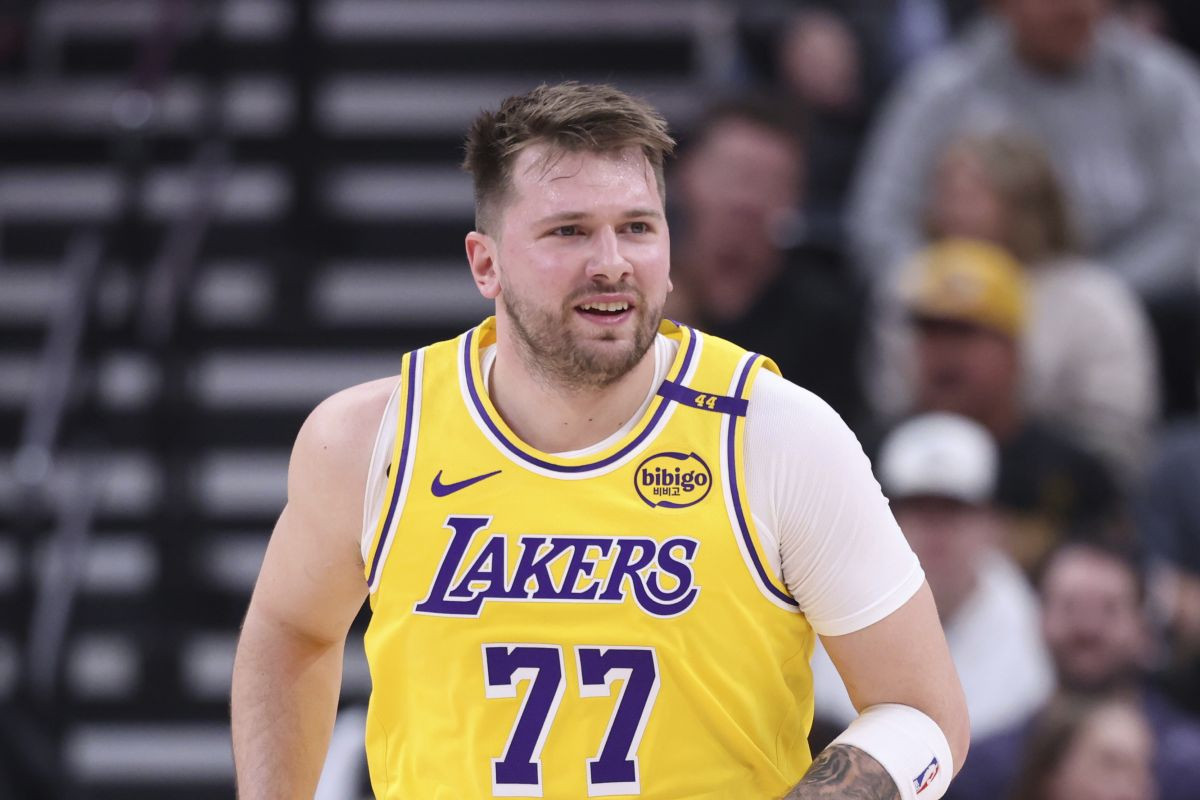 U Dallasu sada svi čupaju kosu sa glave: Dončić pokazao novu magiju u dresu Lakersa U Dallasu sada svi čupaju kosu sa glave: Dončić pokazao novu magiju u dresu Lakersa