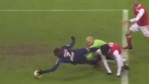 Mbappe loptu u gol ubacio rukom, pa 'umirao' od smijeha