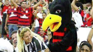 Maskota iskoristila ugodno s korisnim na velikom derbiju, a reakcija plavuše sve govori