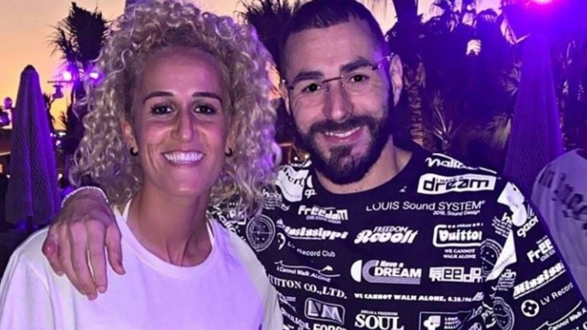 Jedan detalj Benzemine fotografije sa igračicom Barcelone privlači pažnju Jedan detalj Benzemine fotografije sa igračicom Barcelone privlači pažnju
