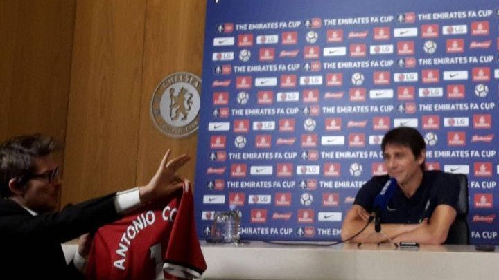 Komedija na pressu: Conteu poklonili dres Uniteda sa potpisom Josea Mourinha