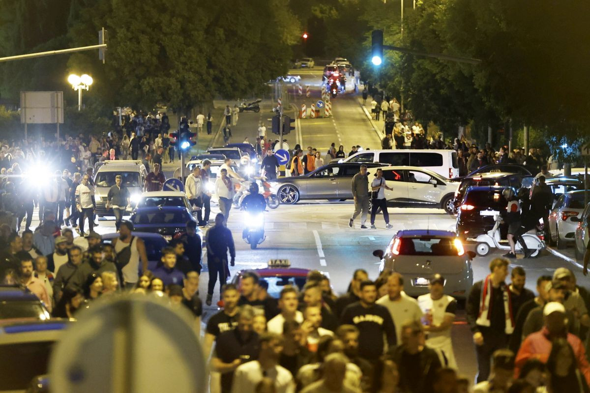 Ljeto je tek počelo, a u Splitu već gori: Navijači se protive odluci da novi trener bude... Ljeto je tek počelo, a u Splitu već gori: Navijači se protive odluci da novi trener bude...