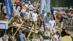 Kolone gledalaca slijevaju se oko Starog mosta, uskoro počinje Red Bull Cliff Diving