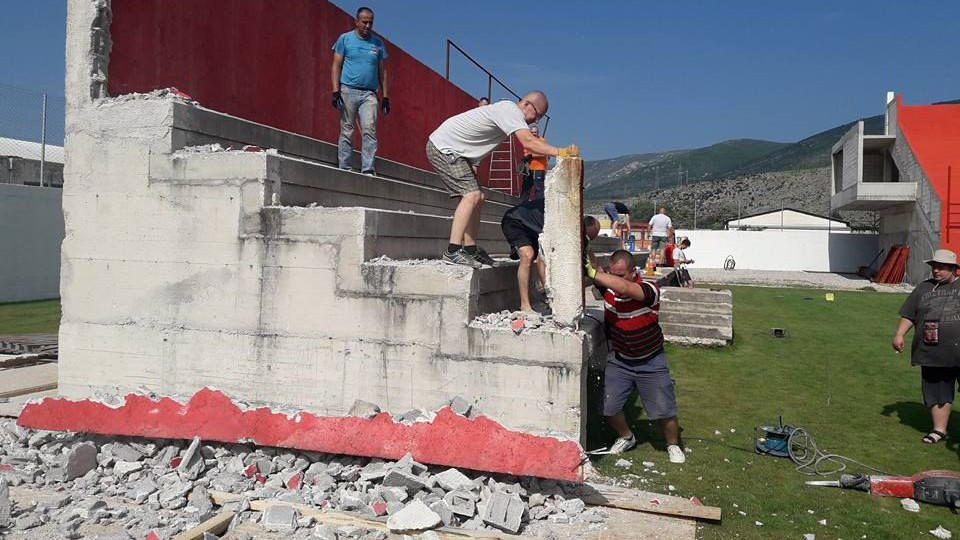 Počelo rušenje južne tribine stadiona FK Velež