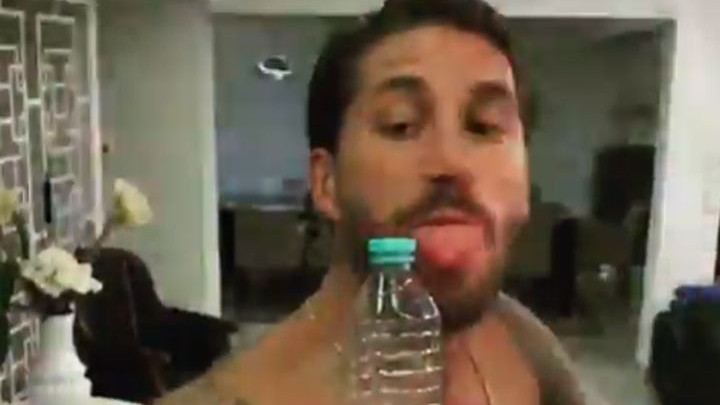 Sergio Ramos "prekucao" Bottlecap challenge: Otvorio flašu jezikom, pa prozvao Beckhama...