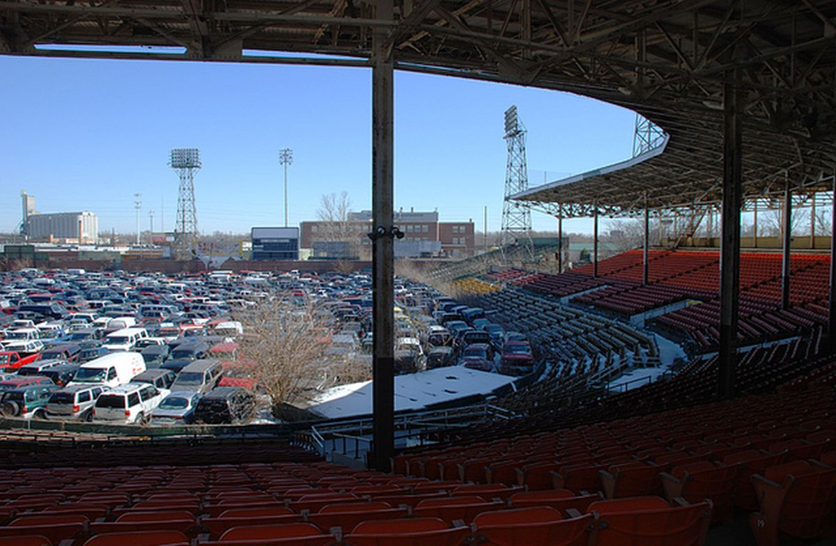 Nakon 70 godina postojanja kultni stadion pretvoren u auto otpad!