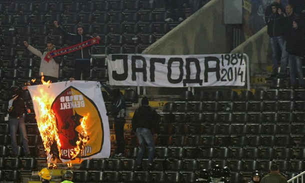 Grobari zapalili zastavu Galatasarayja