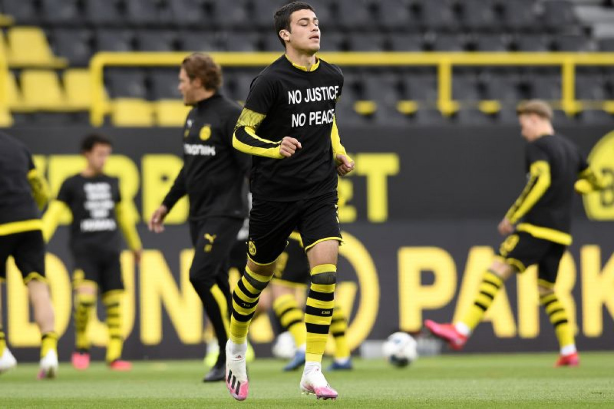 Emotivan početak utakmice: Nogometaši Borussije Dortmund i Herthe pali na koljena