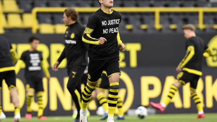 Emotivan početak utakmice: Nogometaši Borussije Dortmund i Herthe pali na koljena
