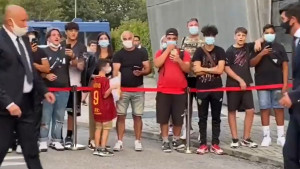 Emotivna scena ispred hotela: Dječak u Džekinom dresu čeka svog junaka...