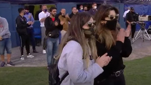 Bijela stolica za Maradonu na centru, njegove kćerke u suzama