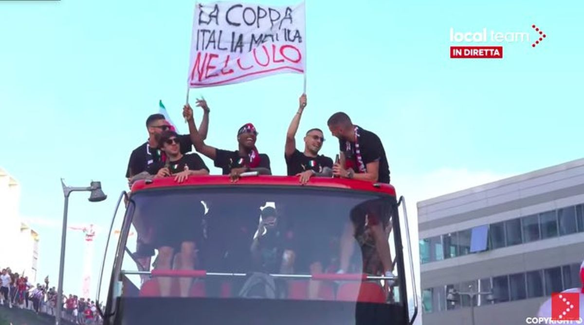 Igrači Milana tokom proslave držali baner na kojoj je bila jasna poruka za Inter