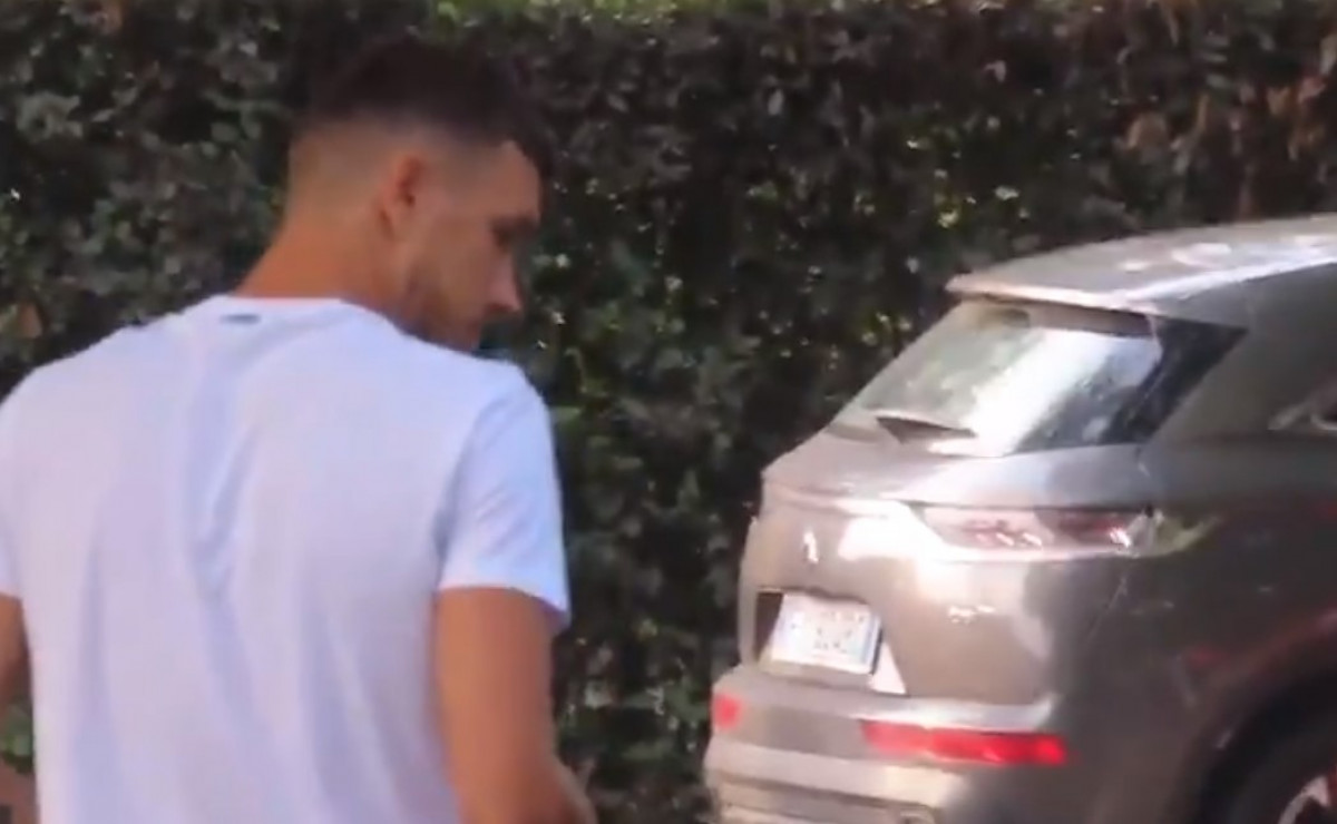 Džeko u svom Porscheu stigao u kamp Rome, šta koči transfer u Juventus?