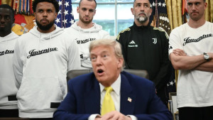 Trump spominje rat i Iran, a tik iza njega Tudor i Vlahović u nevjerici 