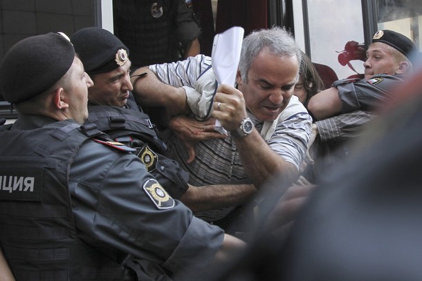 Kasparov uhapšen pa pretučen!