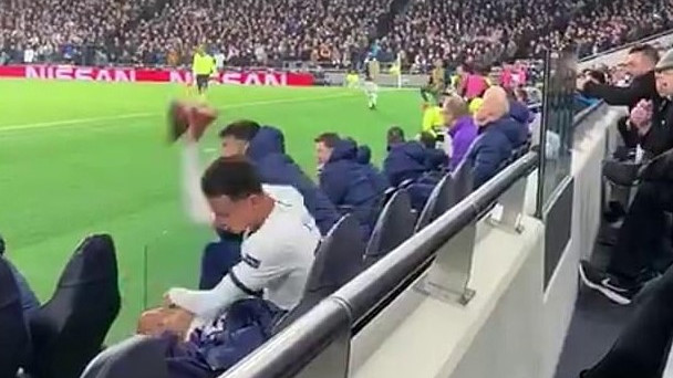 Nervozni Dele Alli razbijao sve oko sebe, a kopačka je umalo pogodila saigrača u glavu