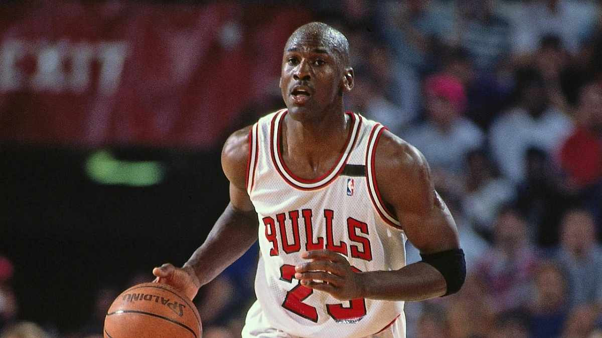 Michael Jordan neprepoznatljiv: Na ulazu u hotel uhvaćen sa flašom tekile