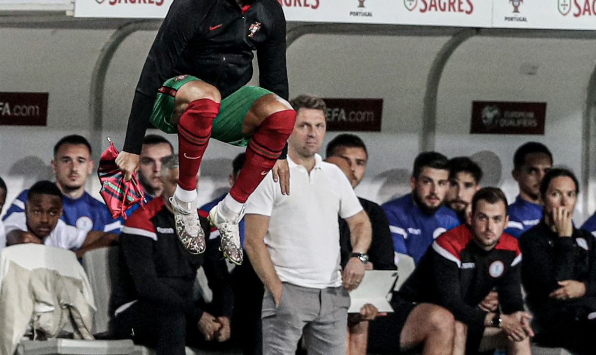 Dok je izlazio na teren selektor i igrači Luksemburga nisu mogli "skinuti oči" s njega Dok je izlazio na teren selektor i igrači Luksemburga nisu mogli "skinuti oči" s njega