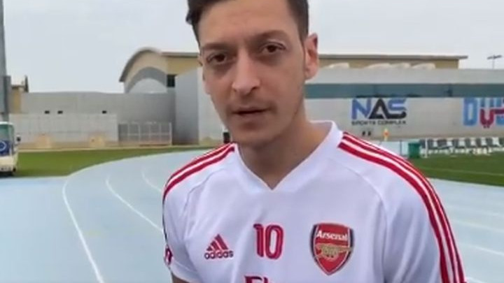 Mesut Ozil ničim izazvan ponovo prozvao Unaija Emeryja i nije ga štedio