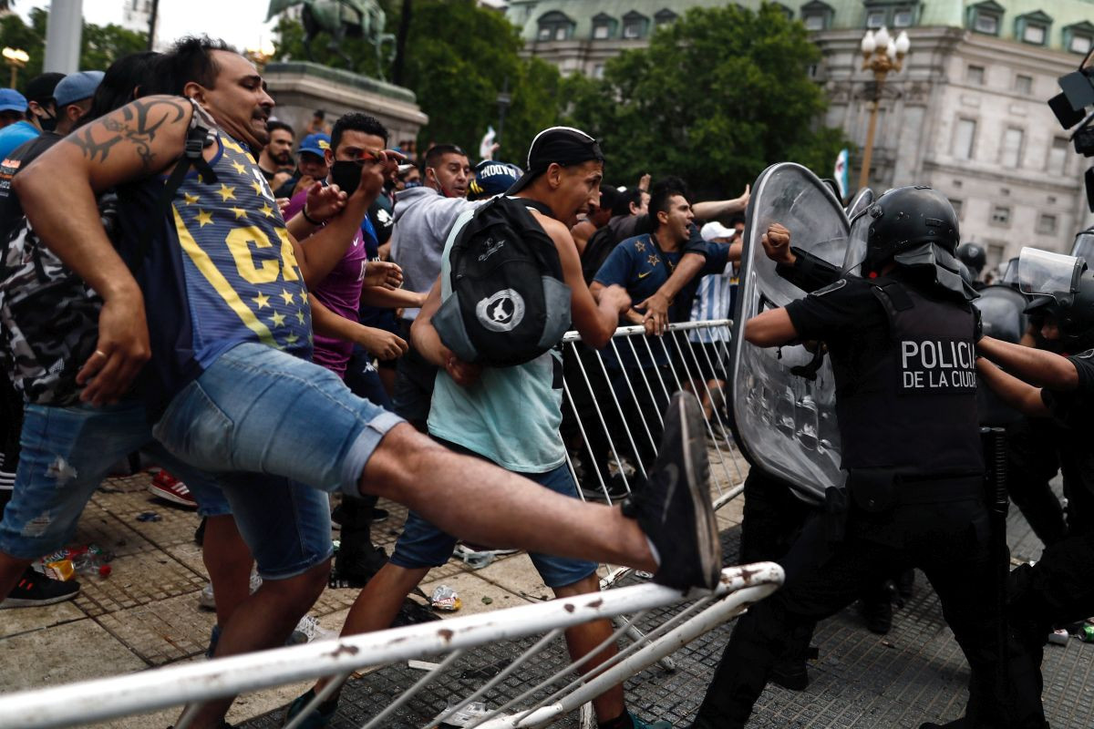 Nezapamćene scene u Buenos Airesu: Navijači svim silama žele doći do kovčega Diega Maradone
