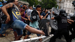 Nezapamćene scene u Buenos Airesu: Navijači svim silama žele doći do kovčega Diega Maradone
