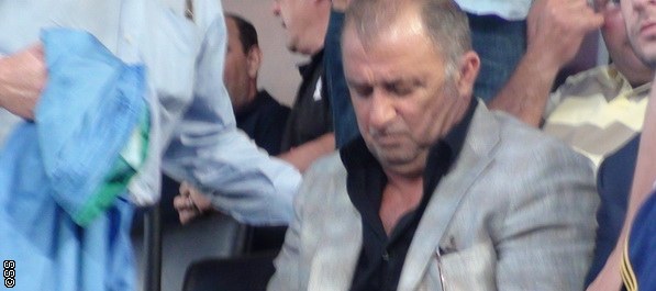 Terim sa tribina gleda Spahića!