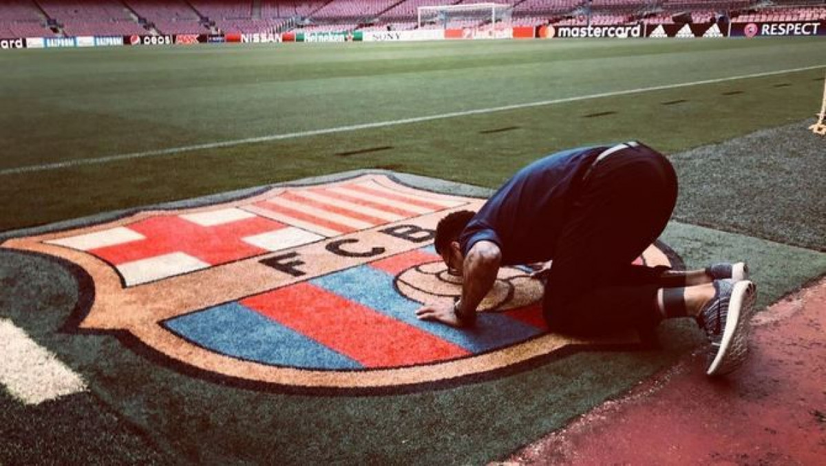 Kakav povratak legende na Camp Nou: Kleknuo je na koljena i poljubio grb Barcelone