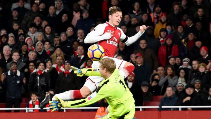 Arsenal petardom ispratio Huddersfield