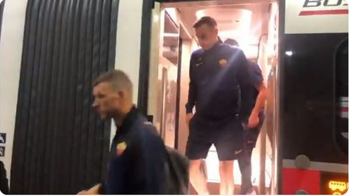 Nije teško pogoditi ko u vozu sjedi pored Džeke