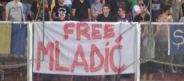 Uklonjen transparent "Free Mladić"