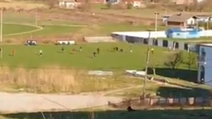 Na jednom bh. stadionu lopta se i dalje 'kotrlja': Kako je lijepo igrati fudbal...