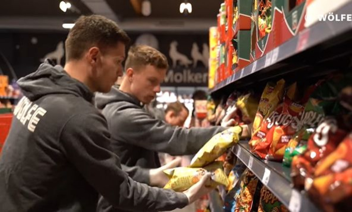 Igrači Wolfsburga rade u supermarketu, među njima i golman iz BiH