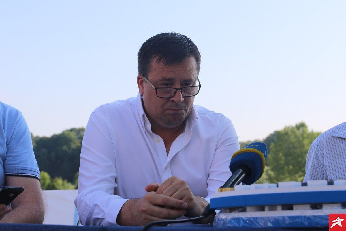 Azmir Husić još jednom pokazao ljudsku veličinu Azmir Husić još jednom pokazao ljudsku veličinu