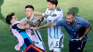 Novi skandal u režiji fudbalskih diletanata: FIFA pomilovala "arentinskog divljaka"?