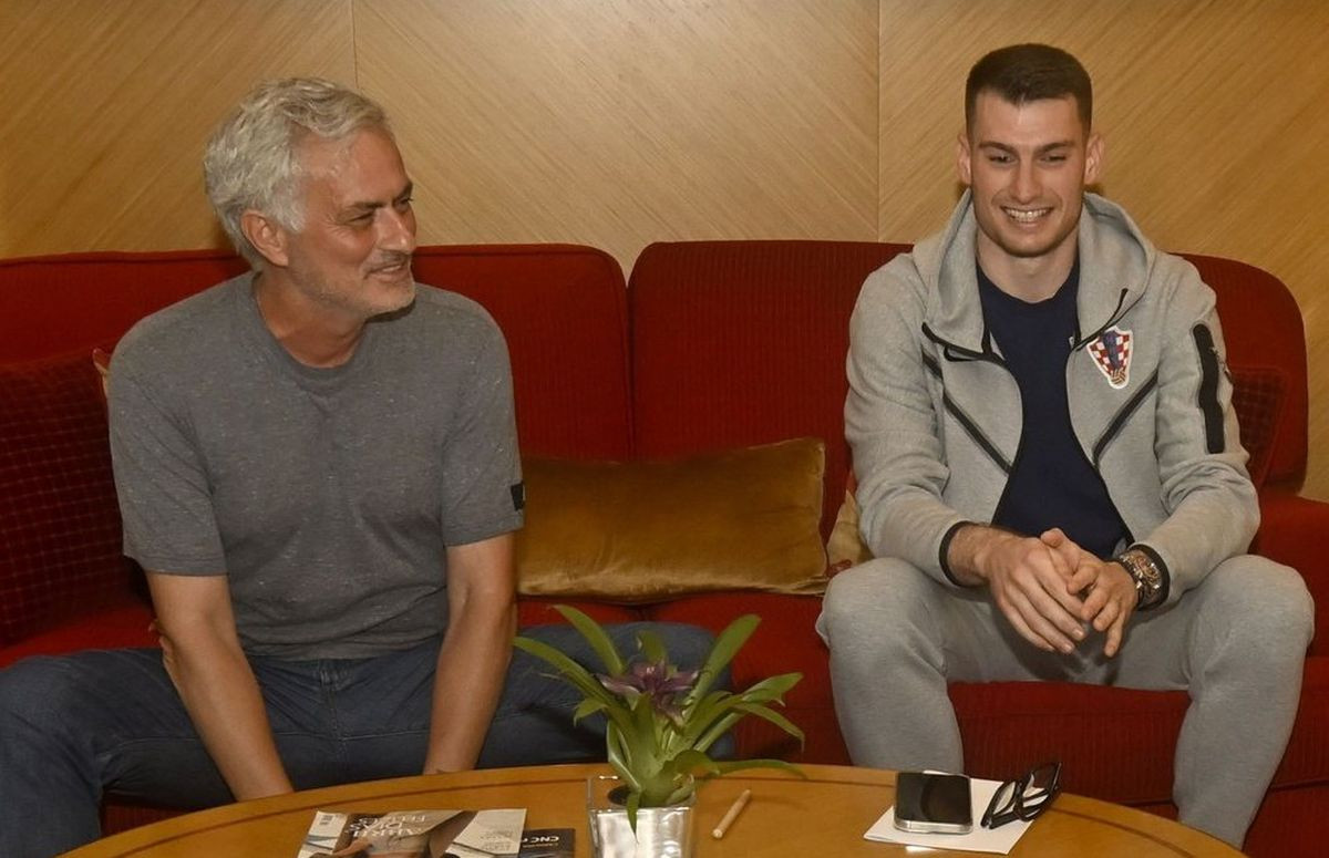 Prvo osmijeh, a onda istina! Mourinho u lice rekao Livakoviću kakva mu je sudbina u Fenerbahčeu Prvo osmijeh, a onda istina! Mourinho u lice rekao Livakoviću kakva mu je sudbina u Fenerbahčeu
