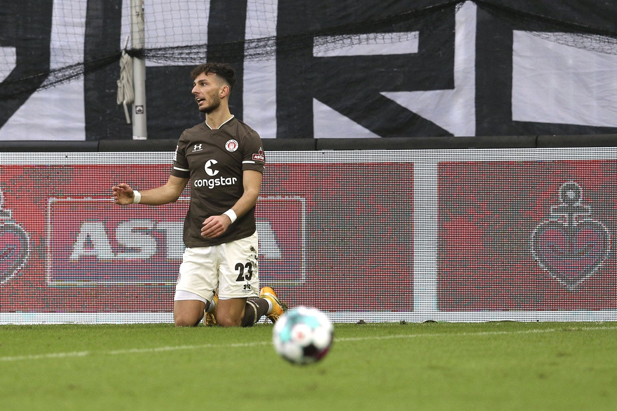 Hrvatski napadač stigao u Eintracht, pa poručio: "Ibrahimović i Mandžukić, miks njih dvojice" Hrvatski napadač stigao u Eintracht, pa poručio: "Ibrahimović i Mandžukić, miks njih dvojice"