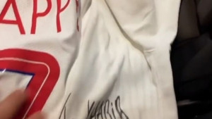 Mbappe je ostavio i potpisao dres za posebnog gosta na tribinama