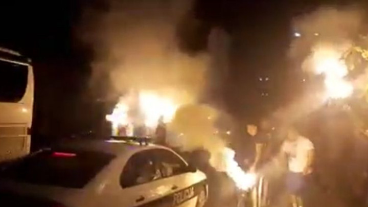 Navijači Borca dočekali ljubimce i zapalili Jelah!