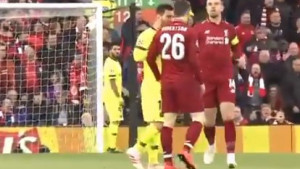 Nije Messi baš tolika žrtva: Pogledajte kako je udario Robertsona!