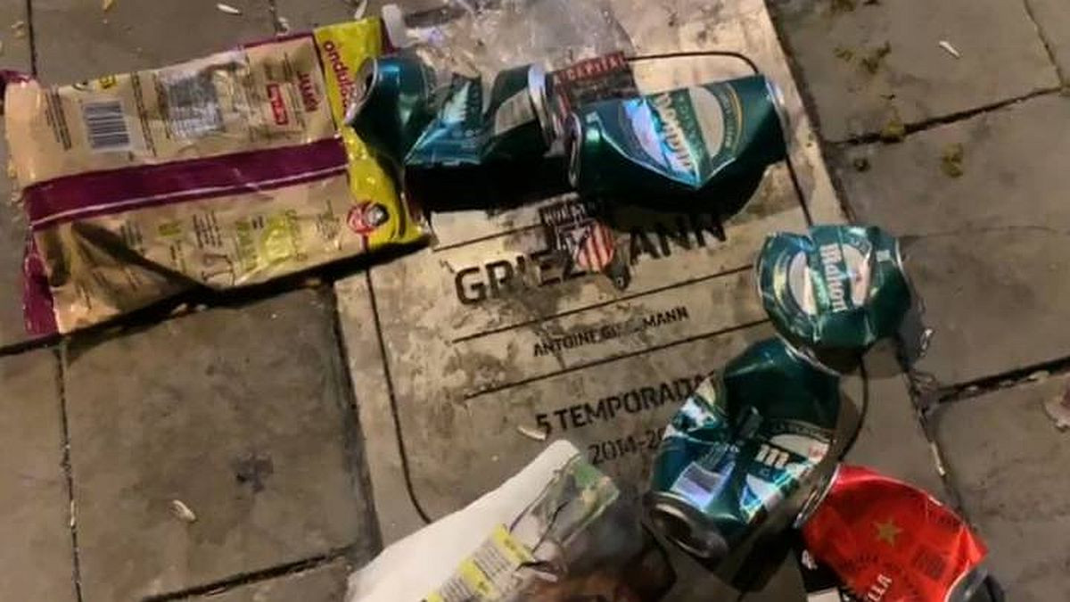 Griezmannova spomen-ploča ispred Wanda Metropolitana je sinoć bila kanta za smeće