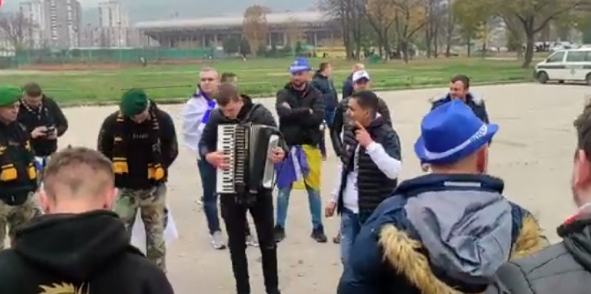 Povratak harmonike na utakmice reprezentacije: Zagrijavanje za Fince uz sevdalinku Povratak harmonike na utakmice reprezentacije: Zagrijavanje za Fince uz sevdalinku