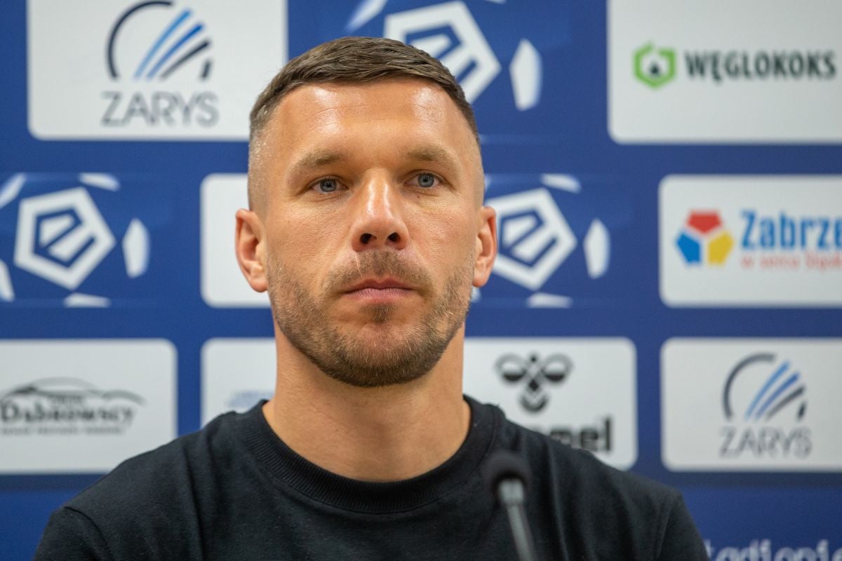 Ni Podolski nije prešutio dramu u Srbiji u vezi Piksija: "Oni ne smiju da odustanu" Ni Podolski nije prešutio dramu u Srbiji u vezi Piksija: "Oni ne smiju da odustanu"