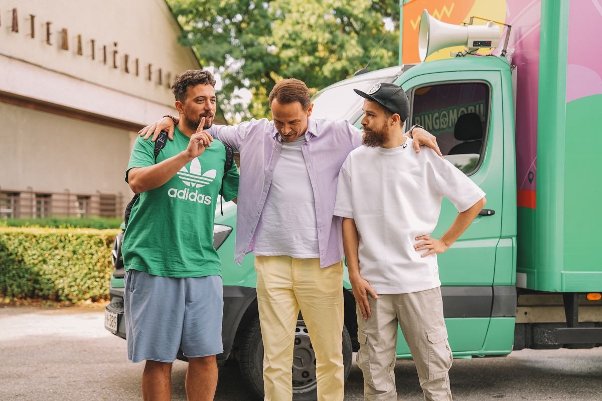 Bingomobil viđen u glavnom gradu: Enis i Helem Nejsovci obilazili naša mjesta u Sarajevu Bingomobil viđen u glavnom gradu: Enis i Helem Nejsovci obilazili naša mjesta u Sarajevu