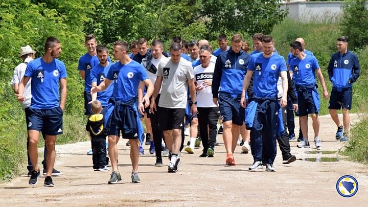 Zmajevi šetali i slikali se sa navijačima