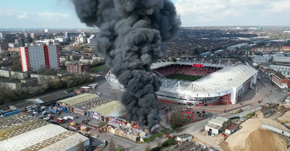Dramatične scene u Engleskoj - Nakon eksplozije izbio veliki požar, evakuisan kompletan stadion
