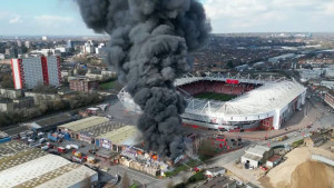 Dramatične scene u Engleskoj - Nakon eksplozije izbio veliki požar, evakuisan kompletan stadion