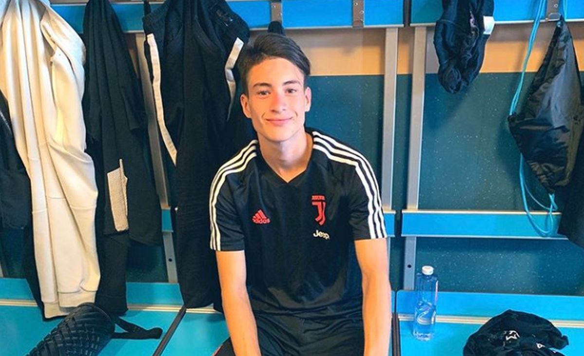 Tek mu je 16 godina: Na Instagramu se prijateljima pohvalio potpisom za Juventus Tek mu je 16 godina: Na Instagramu se prijateljima pohvalio potpisom za Juventus