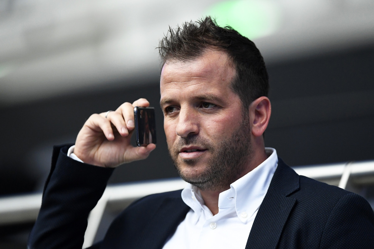Van der Vaart o planovima sunarodnjaka: "Šta će tamo? Dvije lošeutakmice i propast će mu snovi" Van der Vaart o planovima sunarodnjaka: "Šta će tamo? Dvije lošeutakmice i propast će mu snovi"