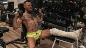 Conor McGregor nastupa u bokserskom meču u invalidskim kolicima