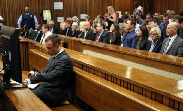 Nervozni Pistorius se pojavio na suđenju, tvrdi da nije kriv